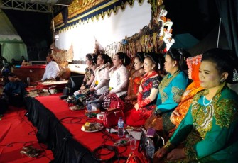 Wayang Sinden Yang Mengiringi Pagelaran Wayang Kulit diantaranya Sinden Terkenal Wiwid Widayati dan Gepeng