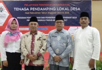 Foto bersama dengan peserta pelatihan peningkatan kapasitas tenaga Pendamping Lokal Desa