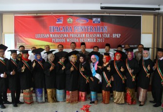 Wisuda_Foto bersama dengan Wisudawan dan Wisudawati Beasiswa STAR BPKP