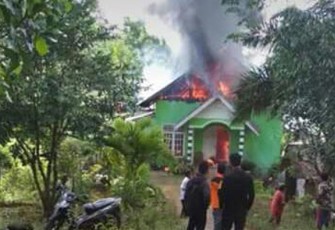 Saat kejadian, tampak api cepat membesar melalap atap rumah korban