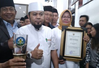 Penghargaan  Swasti Saba Wistara yang dibawa Walikota