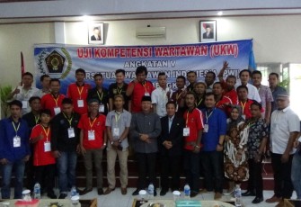 Foto bersama dengan para peserta UKW PWI angkatan ke-V.