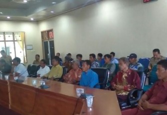 Warga RT 14 Kelurahan Teluk Sepang saat hearing dengan komisi II dan III DPRD Kota Bengkulu, Senin (30/1/2018)