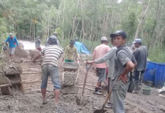 Gotong Royong warga Desa Tanjung Bunga membangun jalan rabat beton