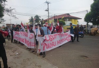 Puluhan pendemo saat berorasi di depan kantor DPRD Provinsi Bengkulu