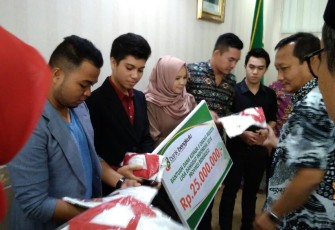 Direktur Bank Bengkulu menyerahkan bantuan secara simbolis