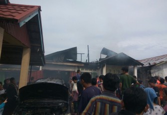 Saat si jago merah lalap rumah warga dan mobil Avanza