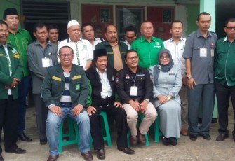 Pengurus DPW PKB Bengkulu berfoto bersama komisioner KPU Provinsi usai ferivikasi partai, Senin (29/1/2018).