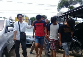 Tiga orang pelaku begal saat diamankan