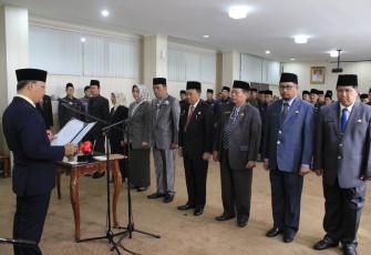 Plt. Gubernur Bengkulu Rohidin Mersyah saat melantik 9 orang pejabat dilingkungan Pemprov Bengkulu, Jumat (12/1/2018)
