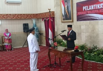 Plt Gubernur Bengkulu Rohidin Mersyah saat melantik Budiman Ismaun sebagai caretaker Walikota Bengkulu
