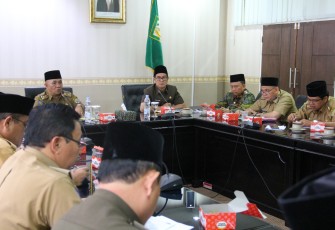 Sekda Provinsi Begkulu Nopian Andusti pada Rapat Koordinasi Peningkatan Manajemen Akuntabilitas Kinerja, Peningkatan Pelayanan Publik dan Koordinasi Satgas Percepatan Berusaha, di Ruang Rapat Rafflesia, Setda Provinsi Bengkulu, Selasa (30/01/2018).