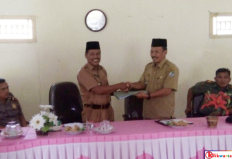Serah terima jabatan Camat Kaur Tengah dari Ahmad Bastari S.Pd ke Mirhanudin S.Pd, di Aula Kantor Camat Kaur Tengah, Selasa (16/01/2018). 