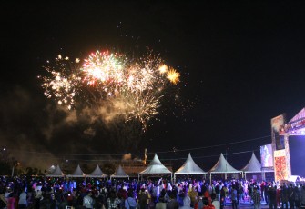 Pesta kembang api bertepatan dengan bergantinya tahun 2017 ke tahun 2018.