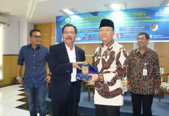 Penyerahan Cenderamata oleh Rektor Universitas Bengkulu