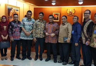 Gub Sumbar Irwan Prayitno dan Menteri Setneg Negara Pramono Anung Foto Bersama