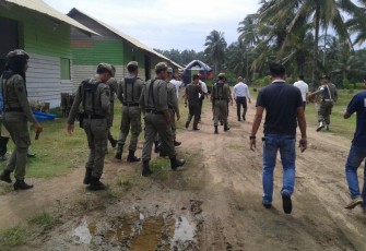 Pihak Pemda Kaur dibantu Polisi saat melakukan penertiban tambak udang di Kaur, Rabu (17/01/2018).