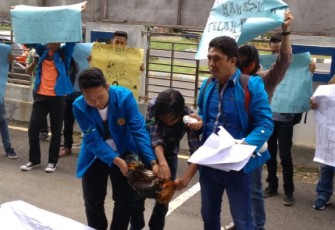 Mahasiswa Unihaz memotong ayam didepan rektorat Unihaz