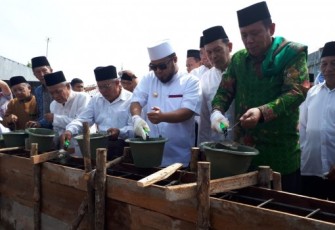 Walikota Helmi Hasan saat Lakukan Peletakan Batu Pertama Relokasi Masjid Bersejarah