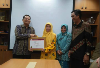 Direktur RSKJ Soeprapto Bengkulu, Chandrianiy Puri saat menerima sertifikat akreditasi paripurna dari Direktur Eksekutif KARS Sutoto, Senin (05/01/2018).  