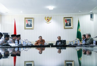 Plt Gubernur Rohidin Mersyah saat pertemuan bersama tim Sekretariat Jenderal Kementerian Desa, Pembangunan Daerah Tertinggal dan Transmigrasi di Kantor Gubernur, Kamis (8/2).