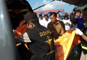 Polisi saat evakuasi mayat yang ditemukan. Foto : Bengkulutoday.com
