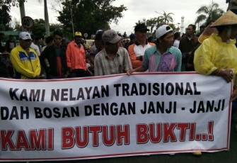 Ratusan nelayan tradisional saat menggelar demo