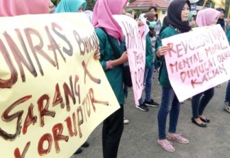 Puluhan pendemo mendatangi kantor Bupati Bengkulu Utara. Foto (Bengkulutoday.com)
