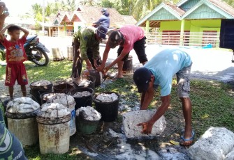 Petani karet saat akan menjual getah karetnya