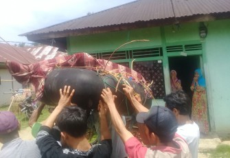 Korban saat dievakuasi dan dibawa kerumah duka