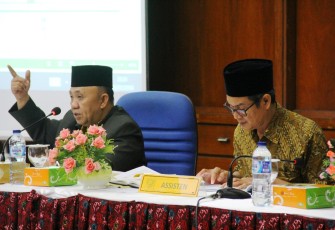 Sekda Provinsi Bengkulu Nopian Andusti pada Rapat Pimpinan Tim Evaluasi-Pengawasan Realisasi Anggaran (Rapim TEPRA), di Ruang Pola Provinsi Bengkulu, Senin Malam (05/02).