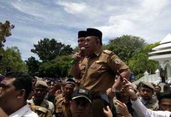 Sekda Provinsi Bengkulu Nopian Andusti, SE, MT  saat menanggapi pendemo