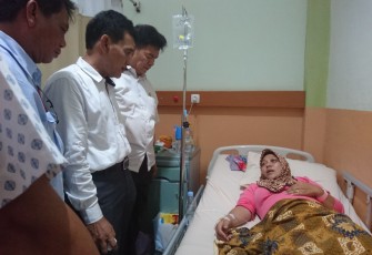 Sudisman bersama rombongannya saat menjenguk korban di Rumah Sakit Ummi, Kota Bengkulu, Senin (26/02/2018).