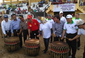 Penabuhan Dol di Lakukan Oleh Direktur Jenderal Pembinaan Hubungan Industrial dan Jaminan Sosial Tenaga Kerja (PHI Jamsos) Kementerian Ketenagakerjaan (Kemnaker) Haiyani Rumondang