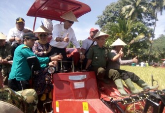 Bupati Gusril Fauzi, S.Sos saat memberikan sejumlah bantuan ke kelompok tani (Poktan) di Kabupaten Kaur secara simbolis. 