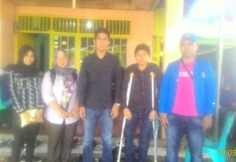 Beberapa mahasiswa Fisipol Unihaz saat mengunjungi rumah korban pembunuhan, Jumat (09/02/2018).