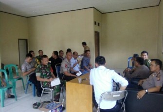 Pertemuan General Menejer (GM) PT DPM Ali Hasibuan, Camat Kecamatan kinal Drs.Sunarsan, Kasi Kumonikasi Kesbangpol Saidina M, Ketua Forum FKKD Irawan, Danramil 03/KT Kapten Inf Henry Marpaung, Kapolsek Kaur Tengah Iptu Pedi setiawan.SH.