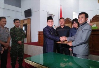 Bupati Seluma Bundra Jaya dan Ketua DPRD Seluma Husni Thamrin Menandatangani Surat Keputusan Kesepakatan bersama Pembentukan Peraturan Daerah Tahun 2018