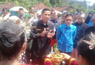 Bupati Kaur Gusril Pausi. S,Sos beserta rombongan saat disambut dengan Tarian Sikapur Sirih dan di arak dengan Adat Sengku'e (Manusia berbusana Ijuk).