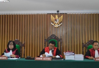 Pembacaan putusan banding Ridwan Mukti dan Lily Martiani Maddari di Pengadilan Tinggi Bengkulu