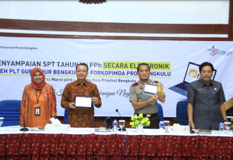 Plt. Gubernur Bengkulu Rohidin Mersyah bersama Kapolda Bengkulu Brigjen Pol. Coki Manurung mengisi secara langsung penyampaian SPT Tahunan PPh melalui fasilitas e – filing, Selasa (13/3)