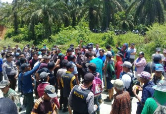 Aksi Ratusan Warga Padang Guci Tuntut Tambang Galian C Ditutup 