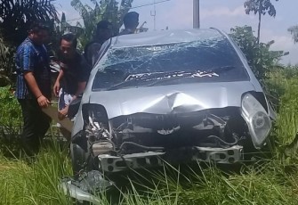 Kondisi mobil Yaris saat kecelakaan rusak berat dibagian depan. Foto:bengkulutoday.com