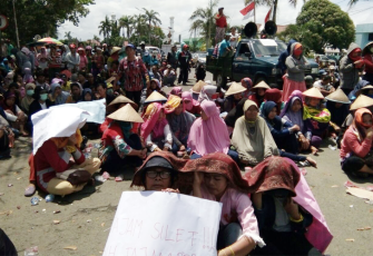 Nampak para istri nelayan ikut berunjuk rasa di depan Kantor Gubernur Bengkulu