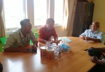 Edwardus saat berbincang dengan Gema Sabrani diruang kerjanya, Senin (05/03/2018).