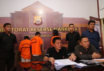 Kompol Simaremare kasubdit II Dit Resnarkoba Polda Bengkulu yang didampingi Kasubbid Penmas Bid Humas Polda Bengkulu Kompol Mulyadi pada saat Press Conference, Kamis (15/03/2018). Foto (Tribratanewsbengkulu.com)