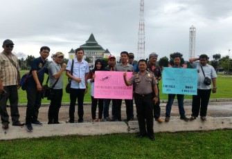 Kapolsek Kaur Selatan bersama wartawan saat deklarasi berantas hoax