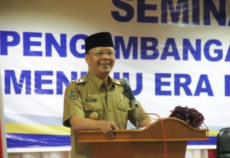 Plt Gubernur Rohidin Mersyah Memberikan Sambutan Dalam Acara Seminar Nasional Pengembangan Cyber University Menuju Era Revolusi Industri
