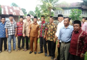 Bupati Bengkulu Tengah Ferry Ramli Foto Bersama dengan Keluarga Besar Raden Sandang DAERAH