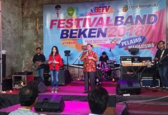 Pejabat Wali Kota Bengkulu Budiman Ismaun Memberikan Sambutan Dalam Festival Band